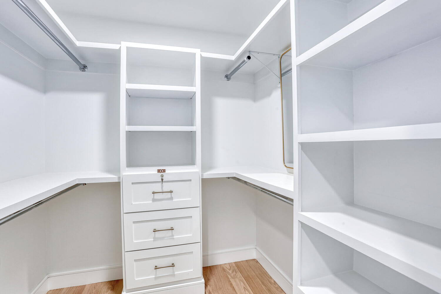 Montvale primary suite — Primary Closet Built In Shelving — Dadak LLC