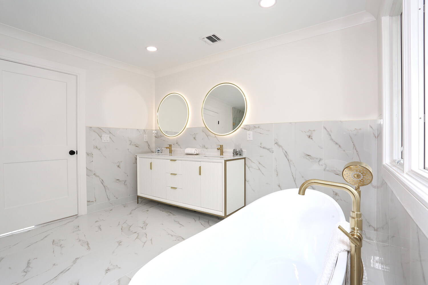 Park Ridge primary suite — Primary Bathroom Tub And Vanity Angle — Dadak LLC