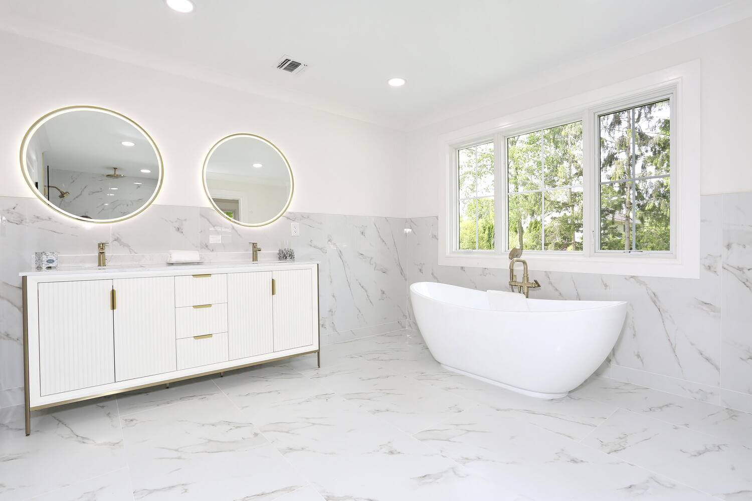 Park Ridge primary suite — Primary Bathroom Vanity And Tub — Dadak LLC