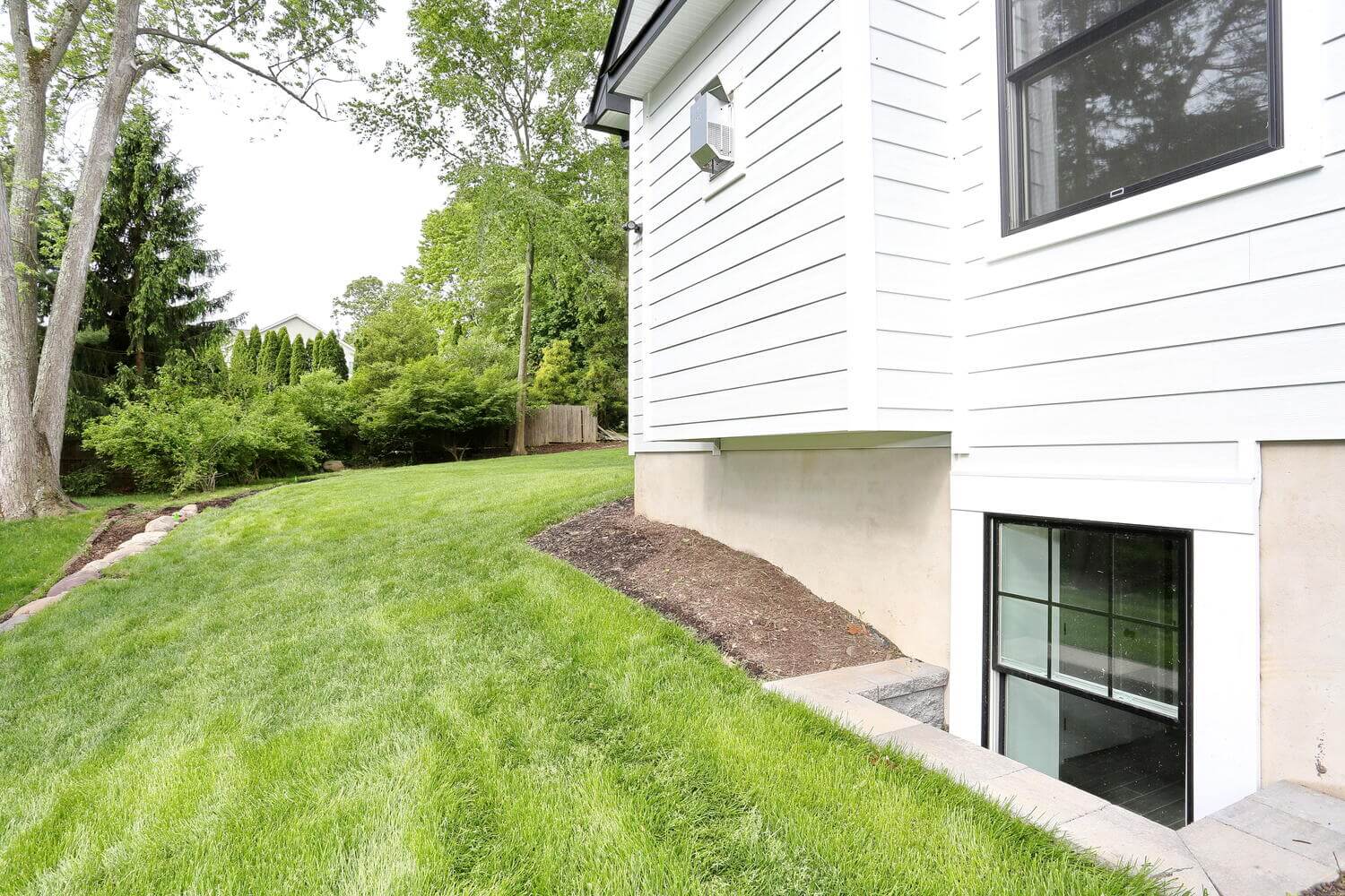 Park Ridge outdoor — Side View Yard — Dadak LLC